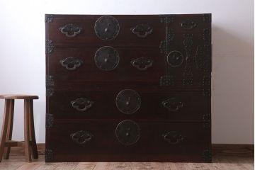アンティーク家具　R-2　古民具・骨董　蝶覆輪金具!前面栗材の二段重ね米沢箪笥(衣装箪笥)