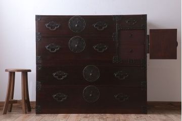 アンティーク家具　R-2　古民具・骨董　蝶覆輪金具!前面栗材の二段重ね米沢箪笥(衣装箪笥)
