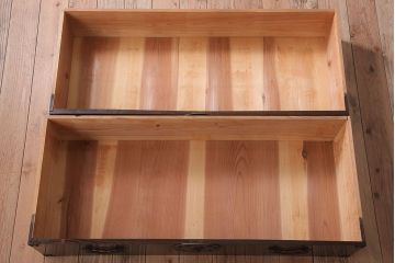 アンティーク家具　R-2　古民具・骨董　蝶覆輪金具!前面栗材の二段重ね米沢箪笥(衣装箪笥)