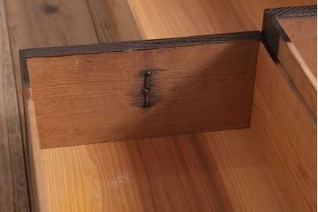 アンティーク家具　R-2　古民具・骨董　蝶覆輪金具!前面栗材の二段重ね米沢箪笥(衣装箪笥)