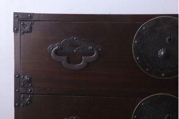 アンティーク家具　R-2　古民具・骨董　蝶覆輪金具!前面栗材の二段重ね米沢箪笥(衣装箪笥)