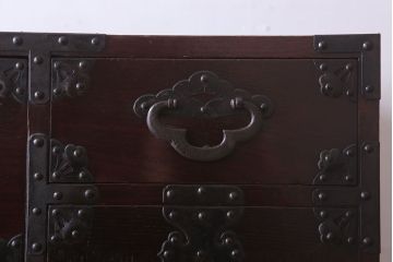 アンティーク家具　R-2　古民具・骨董　蝶覆輪金具!前面栗材の二段重ね米沢箪笥(衣装箪笥)
