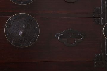 アンティーク家具　R-2　古民具・骨董　蝶覆輪金具!前面栗材の二段重ね米沢箪笥(衣装箪笥)