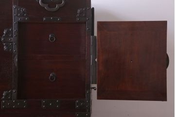 アンティーク家具　R-2　古民具・骨董　蝶覆輪金具!前面栗材の二段重ね米沢箪笥(衣装箪笥)