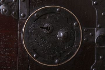 アンティーク家具　R-2　古民具・骨董　蝶覆輪金具!前面栗材の二段重ね米沢箪笥(衣装箪笥)