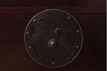 アンティーク家具　R-2　古民具・骨董　蝶覆輪金具!前面栗材の二段重ね米沢箪笥(衣装箪笥)