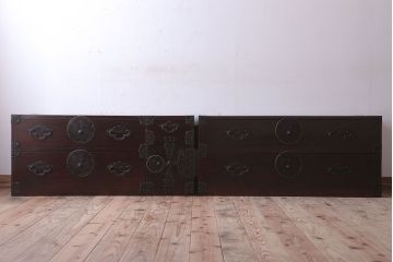 アンティーク家具　R-2　古民具・骨董　蝶覆輪金具!前面栗材の二段重ね米沢箪笥(衣装箪笥)