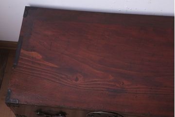 アンティーク家具　R-2　古民具・骨董　蝶覆輪金具!前面栗材の二段重ね米沢箪笥(衣装箪笥)