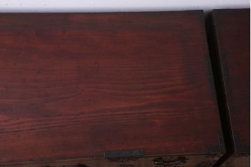 アンティーク家具　R-2　古民具・骨董　蝶覆輪金具!前面栗材の二段重ね米沢箪笥(衣装箪笥)
