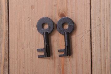 アンティーク家具　R-2　古民具・骨董　蝶覆輪金具!前面栗材の二段重ね米沢箪笥(衣装箪笥)