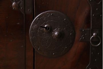 アンティーク家具　R-3　古民具・骨董　前面栗材!漆塗りが美しい米沢箪笥(重ね箪笥、衣装箪笥)