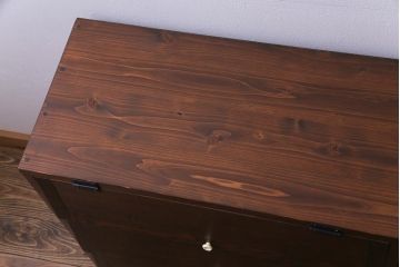 【オーダー注文・受注生産商品】ラフジュ工房オリジナル　脚付き 明治期の松材が味わい深いパタパタ扉のリビングボード(下駄箱、収納棚、サイドボード)