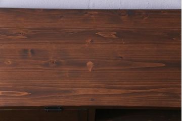 【オーダー注文・受注生産商品】ラフジュ工房オリジナル　脚付き 明治期の松材が味わい深いパタパタ扉のリビングボード(下駄箱、収納棚、サイドボード)