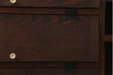 【オーダー注文・受注生産商品】ラフジュ工房オリジナル　脚付き 明治期の松材が味わい深いパタパタ扉のリビングボード(下駄箱、収納棚、サイドボード)