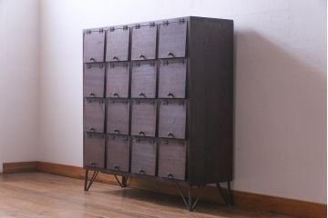 【オーダー注文・受注生産商品】ラフジュ工房オリジナル　鉄脚付き　メンズライクのお部屋に似合うパタパタ扉のマス目棚(収納棚、戸棚、下駄箱)