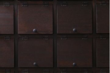 【オーダー注文・受注生産商品】ラフジュ工房オリジナル　鉄脚付き　メンズライクのお部屋に似合うパタパタ扉のマス目棚(収納棚、戸棚、下駄箱)