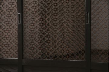 【オーダー注文・受注生産商品】ラフジュ工房オリジナル　レーザー組子入り　ペイント　七宝文様が上品な和の趣を感じさせるガラス戸棚(書院戸、収納棚、キャビネット、食器棚)