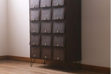 【オーダー注文・受注生産商品】ラフジュ工房オリジナル　古材リメイク　前板栗材　鉄脚付き　白い取っ手がレトロで可愛らしいパタパタ扉のマス目棚(収納棚、下駄箱)
