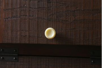 【オーダー注文・受注生産商品】ラフジュ工房オリジナル　古材リメイク　前板栗材　鉄脚付き　白い取っ手がレトロで可愛らしいパタパタ扉のマス目棚(収納棚、下駄箱)