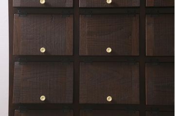 【オーダー注文・受注生産商品】ラフジュ工房オリジナル　古材リメイク　前板栗材　鉄脚付き　白い取っ手がレトロで可愛らしいパタパタ扉のマス目棚(収納棚、下駄箱)