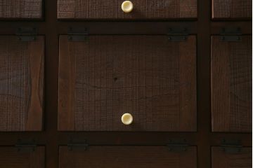 【オーダー注文・受注生産商品】ラフジュ工房オリジナル　古材リメイク　前板栗材　鉄脚付き　白い取っ手がレトロで可愛らしいパタパタ扉のマス目棚(収納棚、下駄箱)