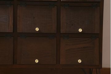 【オーダー注文・受注生産商品】ラフジュ工房オリジナル　古材リメイク　前板栗材　鉄脚付き　白い取っ手がレトロで可愛らしいパタパタ扉のマス目棚(収納棚、下駄箱)