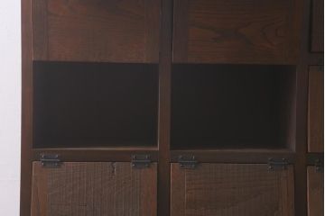 【オーダー注文・受注生産商品】ラフジュ工房オリジナル　古材リメイク　前板栗材　鉄脚付き　白い取っ手がレトロで可愛らしいパタパタ扉のマス目棚(収納棚、下駄箱)