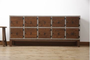 【オーダー注文・受注生産商品】ラフジュ工房オリジナル　ペイント　脚付き　ヒノキ無垢材　数字プレート・ネームプレート付きの下駄箱(収納棚、ロッカー、マス目棚)