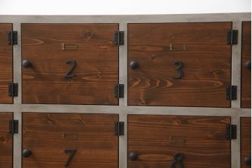 【オーダー注文・受注生産商品】ラフジュ工房オリジナル　ペイント　脚付き　ヒノキ無垢材　数字プレート・ネームプレート付きの下駄箱(収納棚、ロッカー、マス目棚)