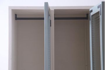 【オーダー注文・受注生産商品】ラフジュ工房オリジナル　ヒノキ無垢材・ヒバ材　チェッカーガラス入り　レトロペイントの3人用ロッカー(収納棚、戸棚)