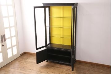 【オーダー注文・受注生産商品】ラフジュ工房オリジナル　背面がイエローカラーで個性の光るガラスケース(戸棚、ガラスキャビネット、収納棚、飾り棚、カップボード、陳列棚、店舗什器)