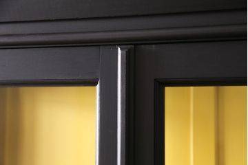 【オーダー注文・受注生産商品】ラフジュ工房オリジナル　背面がイエローカラーで個性の光るガラスケース(戸棚、ガラスキャビネット、収納棚、飾り棚、カップボード、陳列棚、店舗什器)