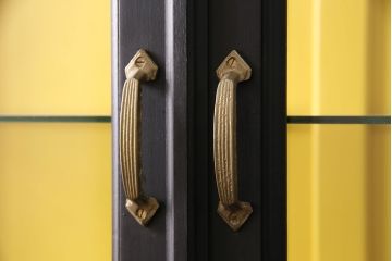 【オーダー注文・受注生産商品】ラフジュ工房オリジナル　背面がイエローカラーで個性の光るガラスケース(戸棚、ガラスキャビネット、収納棚、飾り棚、カップボード、陳列棚、店舗什器)