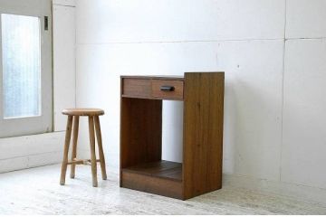 アンティーク家具　古い写真館の両面引き出しサイドテーブル