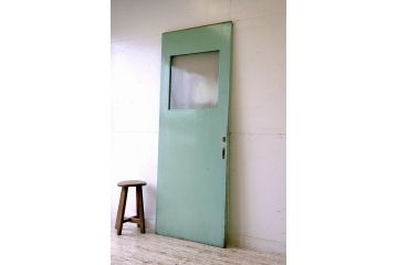 古い学校のモールガラスドア