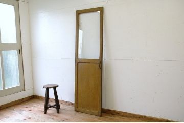 古い木のシンプルな扉
