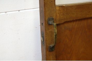 古い木のシンプルな扉