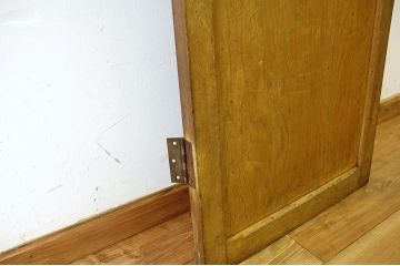 古い木のシンプルな扉