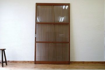 珍品!古い呉服店の大きなガラス格子戸