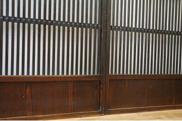 古いお家のシックな格子戸　