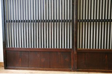 古いお家のシックな格子戸　