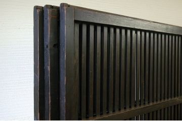 古いお家のシックな格子戸　