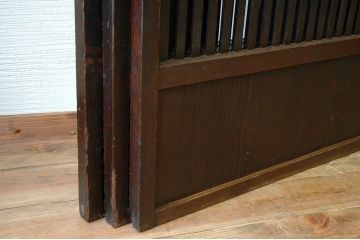 古いお家のシックな格子戸　
