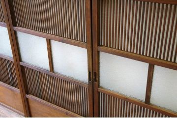 古いお家のダイヤガラス格子戸