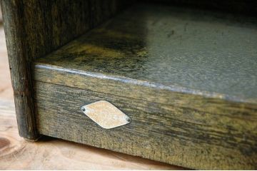 アンティーク家具　古い木味のシンプルな本棚