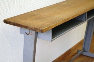 アンティーク家具　古い学校の小振りなテーブル