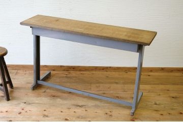 アンティーク家具　古い学校の小振りなテーブル