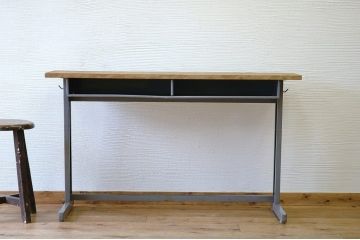 アンティーク家具　古い学校の小振りなテーブル
