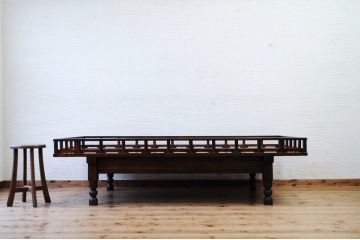 アンティーク雑貨　珍品希少!古い欅材の作りの立派な陣列台(飾り台)