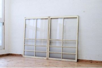 ペンキの剥げたレトロなガラス戸2枚セット